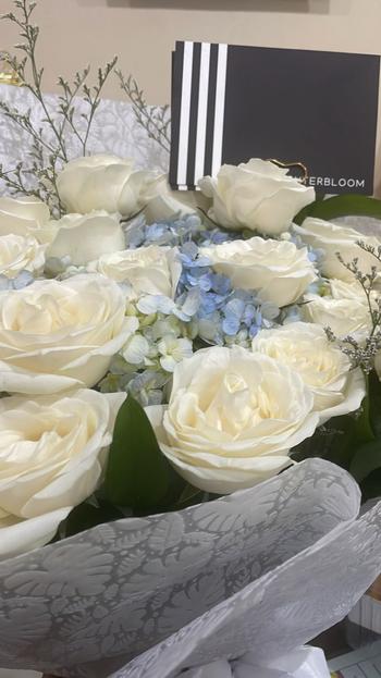 Outerbloom White Roses with Daisies in Bouquet Review