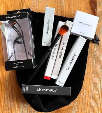 LH cosmetics Holiday kit 2 - The classic look Review