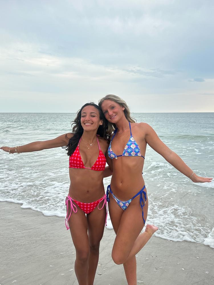 either matching or twinning, there’s no in between 👯‍♀️👙☀️🌊