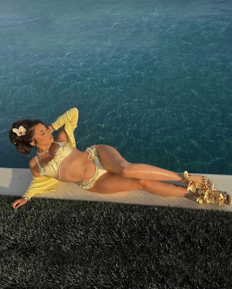 @kaliuchis approved 💛🥞🧈🌼🐥
PSA FOR THE GIRLS ‼️‼️‼️ the ‘kini we just can’t seem to keep in stock is finally back and ON SALE 💛💫✨ don’t think, just act quick 😙✌🏻

*t&cs apply