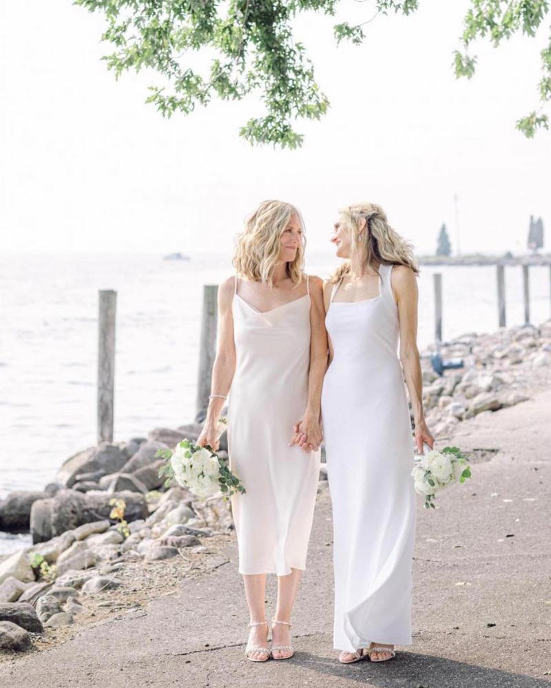 I’m super excited to be featured today in weddingdaymagazine
Amy and Annie’s wedding was such a fun small ceremony and was a great addition to my summer weddings!