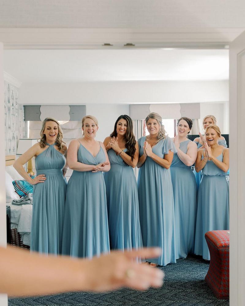 What could these ladies be so excited about?! Erin was dressed to impressed from head to toe - Swipe to see the gorgeous bride 👰🏼♀️ 🤍 #dfdesigns #bridalmakeup #bridalhair #bridesmaids #bridalparty
•
•
•
Bridal Gown: rosalinsbridal
Makeup: kelleyunthankmua
Hair: baltimorebridalhair
Photography: kaitbaileyphoto
Bridesmaid’s Dresses: birdygrey
