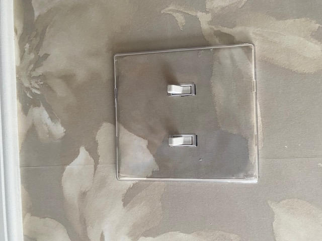 Paper-It Clear Screwless Plastic - 1 Toggle Wallplate - Customer Photo From patrick williamson