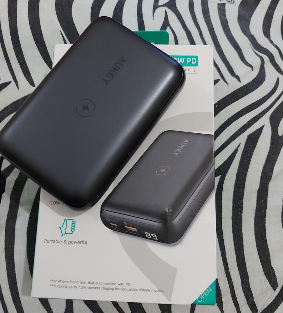 Aukey 20W 10000mAH PD Wireless Charging w Kickstand Powerbank PB-WL01S - Customer Photo From Zohaib Asghar