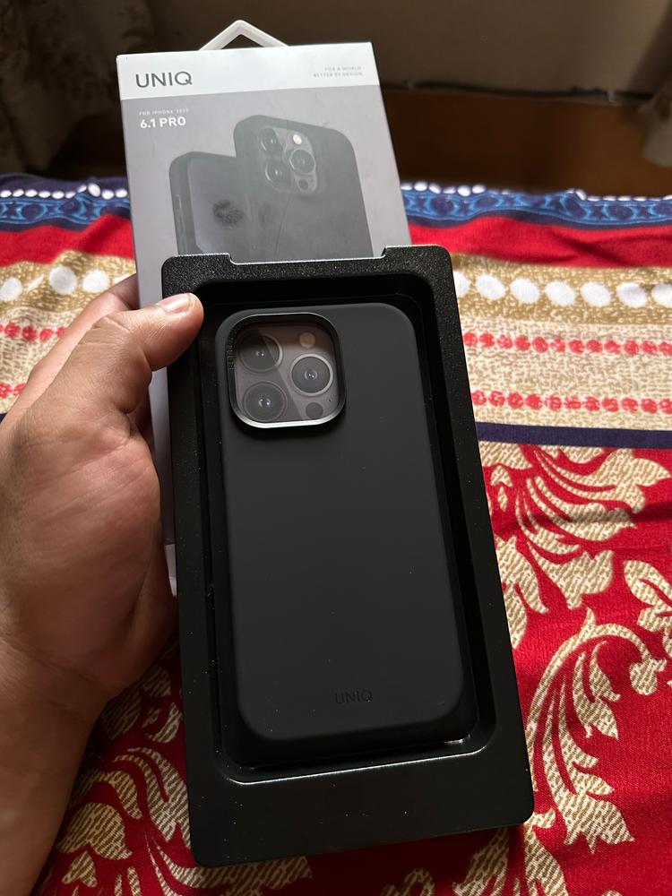 UNIQ Lino Phone Case for iPhone 14 Pro - Midnight (Black) - Customer Photo From Ahmad Raza