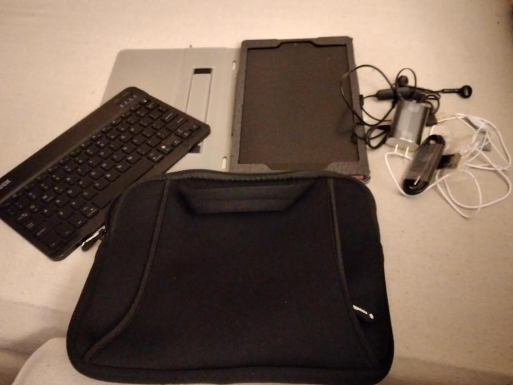 Amazon Basics iPad Air And Tablet Carrying Case Bag With Handle, Fits 7 To 10-Inch Tablets - Customer Photo From Rayan