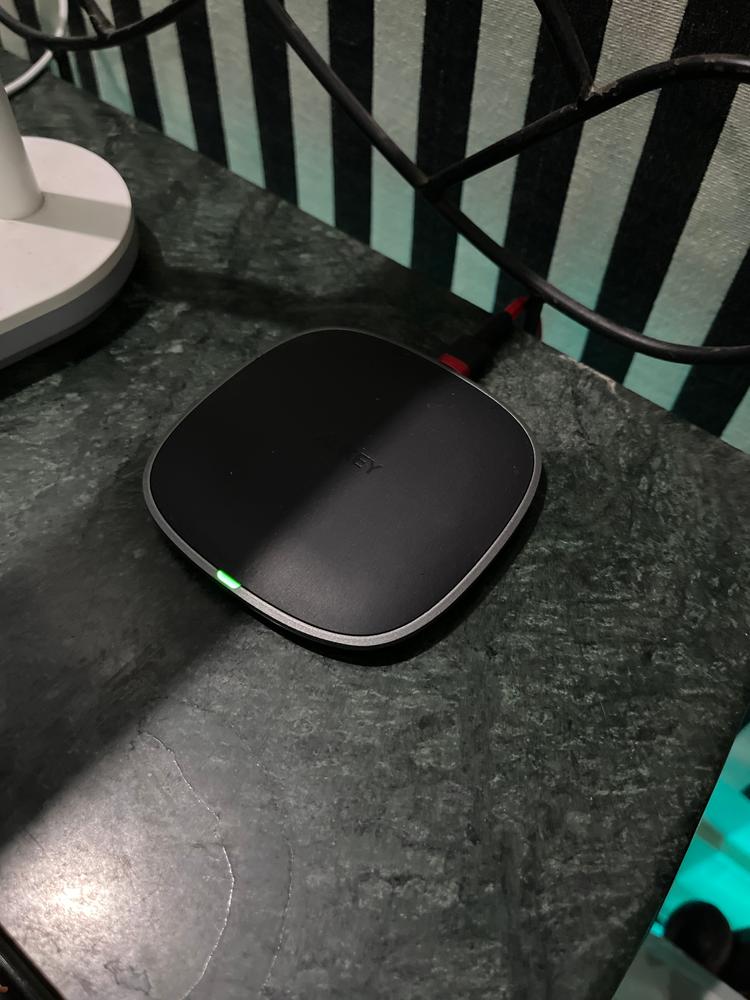 Aukey Graphite Wireless Charger - LC-C5 - Customer Photo From Usama Riaz