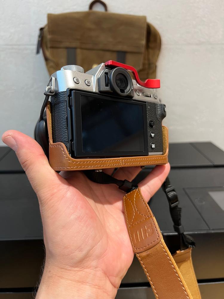 MegaGear Fujifilm X-T30, X-T20, X-T10 (16-50mm/18-55mm Lenses) Ever Ready Leather Camera Case and Strap - Customer Photo From Dshn