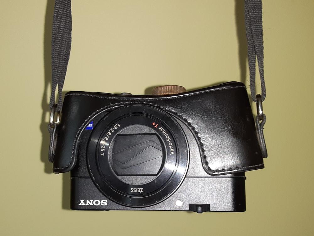 MegaGear Sony Cyber-shot DSC-RX100 VII, DSC-RX100 VI, DSC-RX100 V, DSC-RX100 IV Ever Ready Leather Camera Case with Strap - Customer Photo From H. Reardon