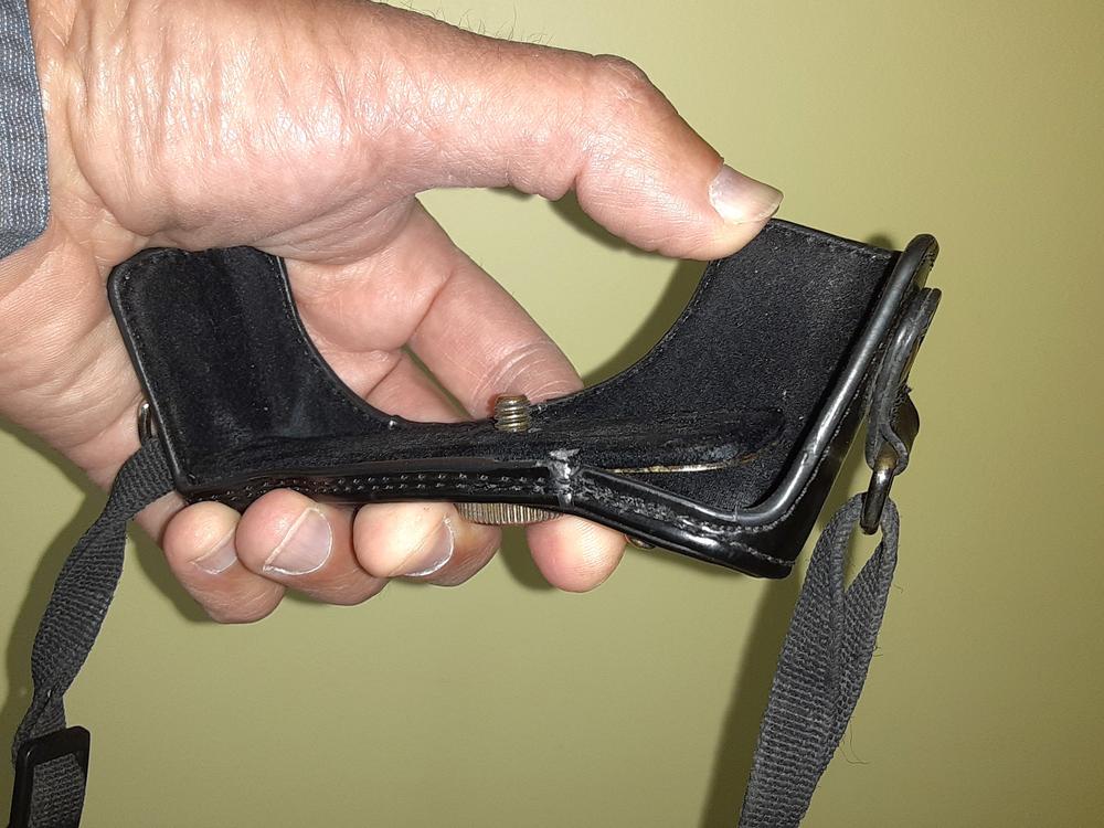 MegaGear Sony Cyber-shot DSC-RX100 VII, DSC-RX100 VI, DSC-RX100 V, DSC-RX100 IV Ever Ready Leather Camera Case with Strap - Customer Photo From H. Reardon