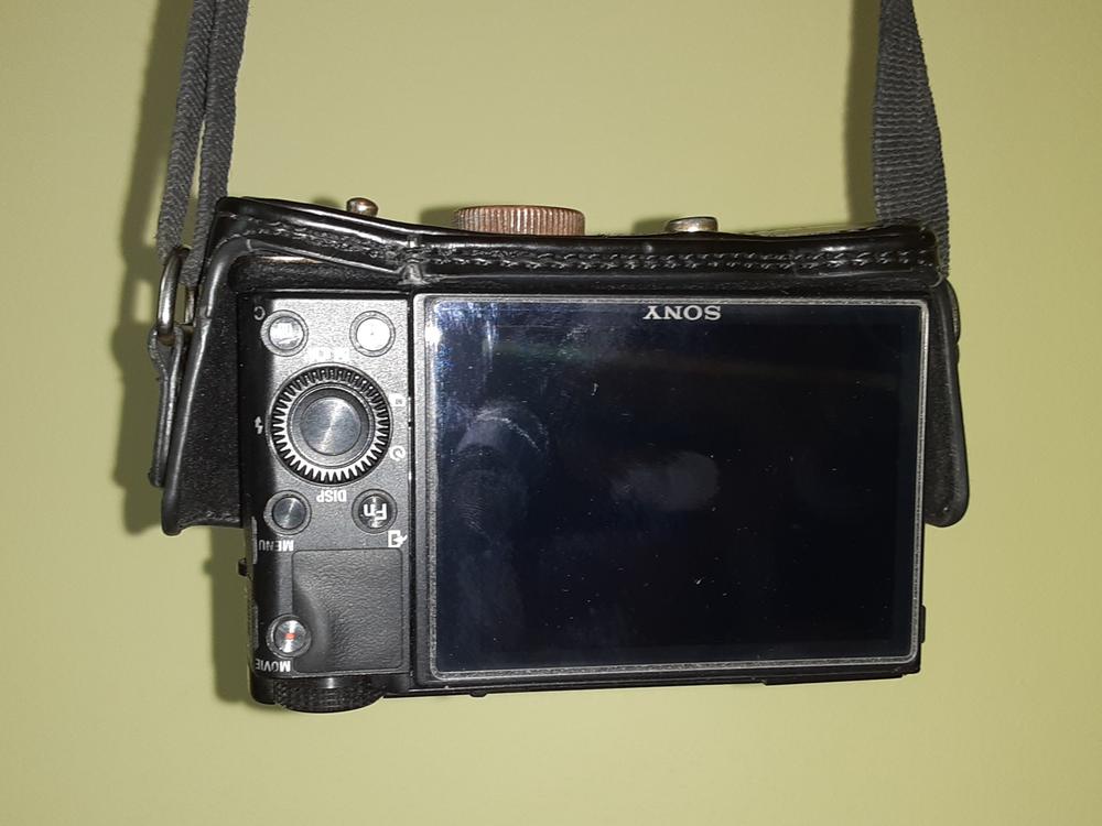 MegaGear Sony Cyber-shot DSC-RX100 VII, DSC-RX100 VI, DSC-RX100 V, DSC-RX100 IV Ever Ready Leather Camera Case with Strap - Customer Photo From H. Reardon