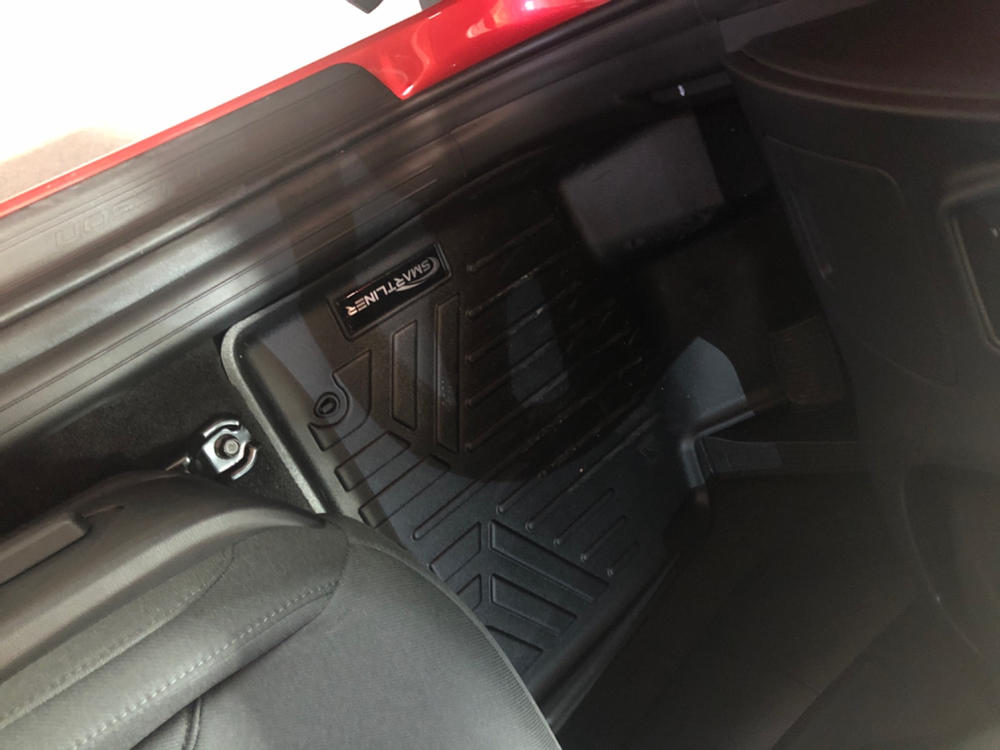 SMARTLINER Custom Fit  for 2022 Hyundai Tucson ( standard audio system  ) - Customer Photo From Andrea R.