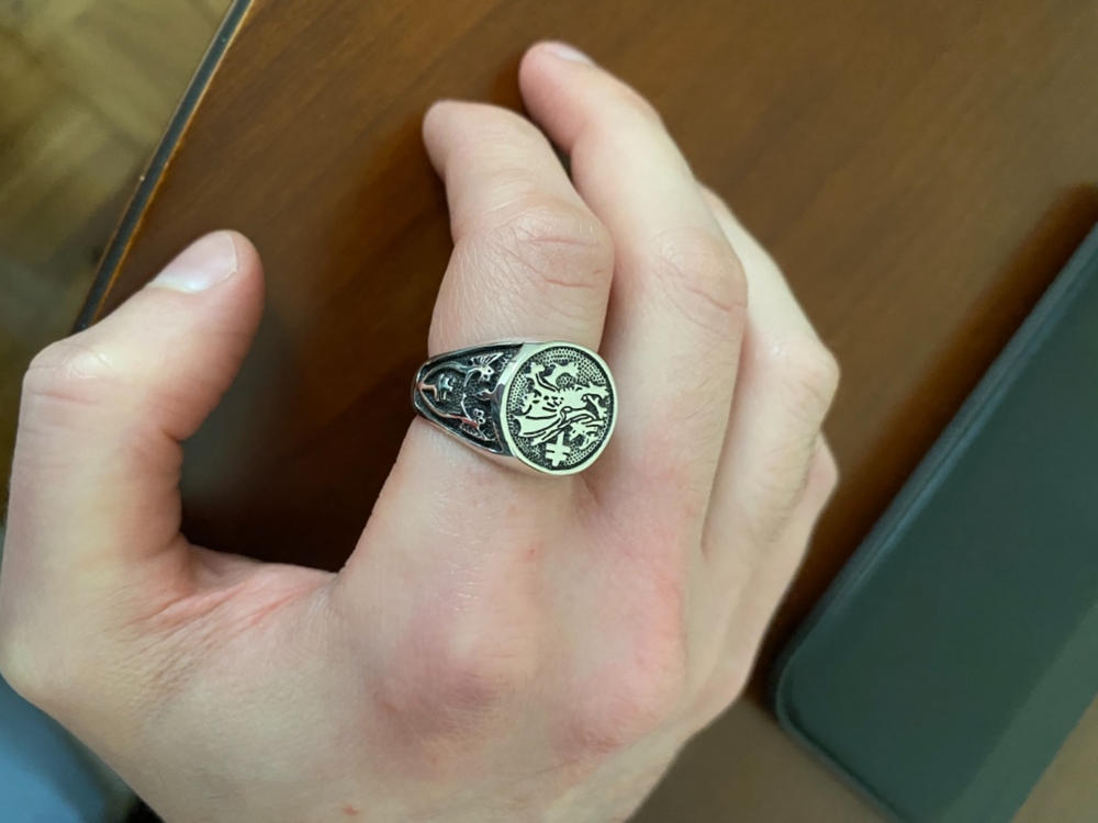 A sárkány pecsétgyűrű rendelése – Iñaki ügyfélfotója