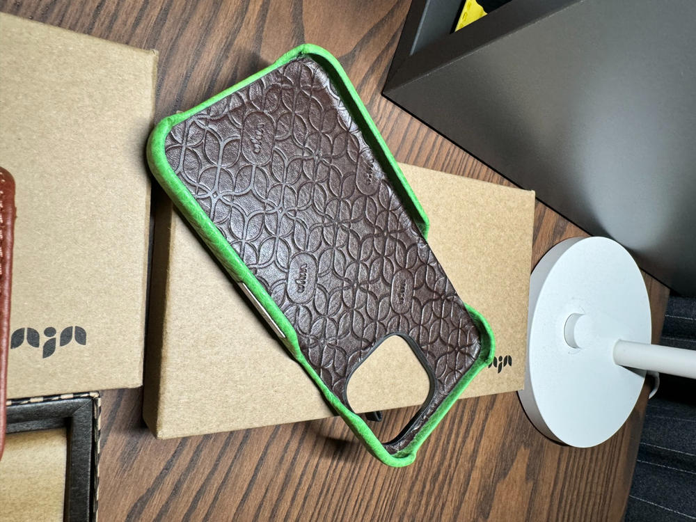 Custom V-Mag Leather Case for iPhone 15 Pro Max - Customer Photo From Konstantinos Kanavas