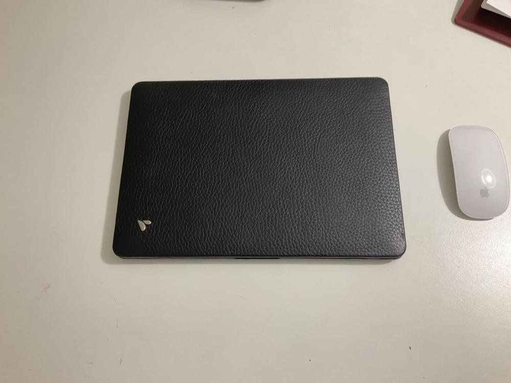 SUIT - Macbook Pro 13" Leather Case M2 - Customer Photo From ADAMANTIOS SKORDOULIS