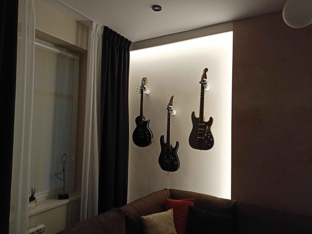 White Cracked Classic Grip Wall Hanger - Right - Customer Photo From Dariusz