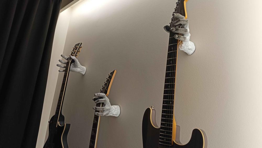 White Cracked Classic Grip Wall Hanger - Right - Customer Photo From Dariusz