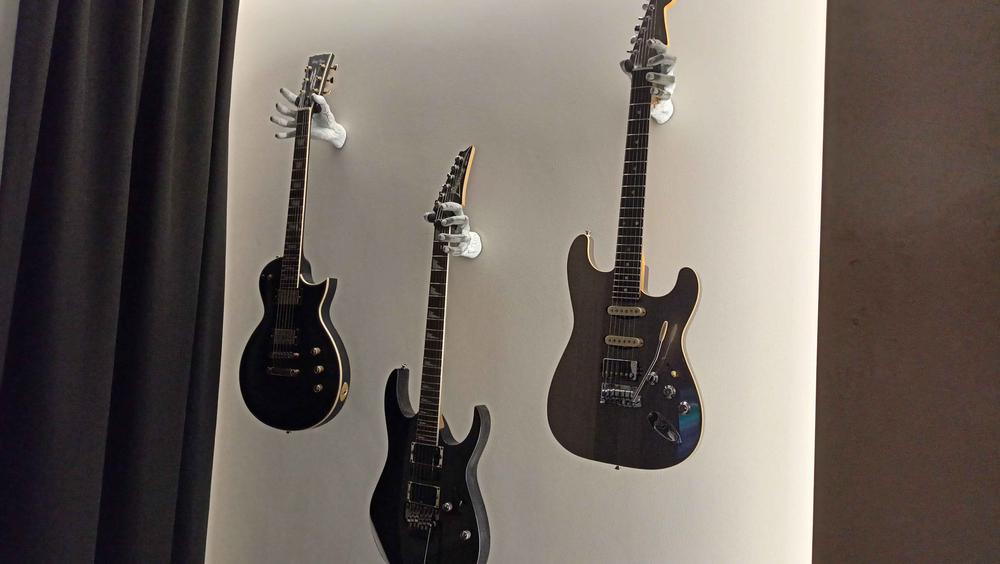 White Cracked Classic Grip Wall Hanger - Right - Customer Photo From Dariusz