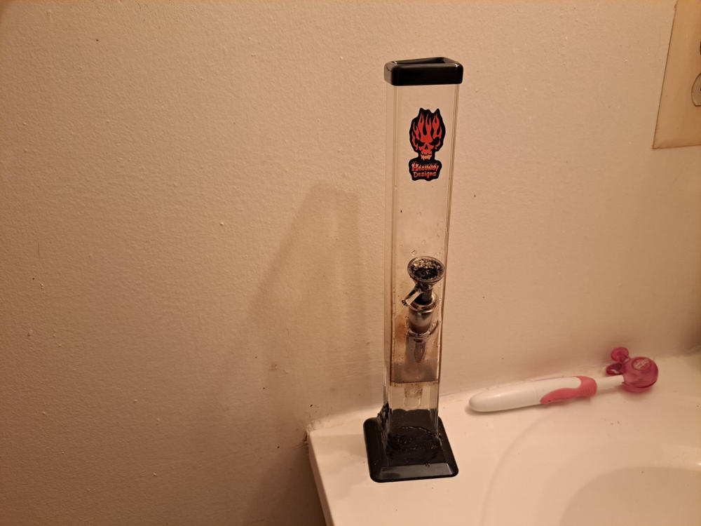 Headway Square Glass on Glass Straight Acrylic Bong - Customer Photo From Kelly B.