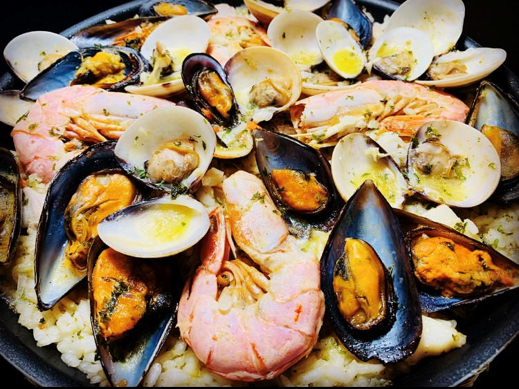 Paella Box | Seafood Platter | Prawns, Clams, Scallops, Mussels, Squid, Tuna (3.8kg) - Customer Photo From Richard Graham