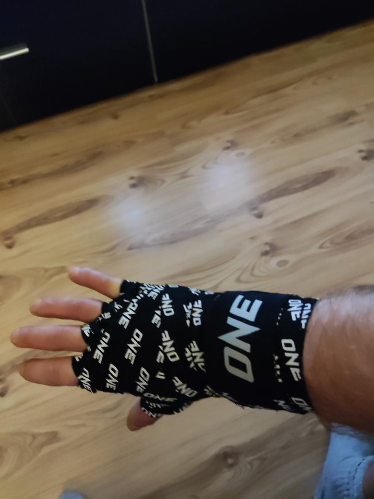 ONE Hand Wraps 4.5m (Black) - Customer Photo From Piotr Olszewski 