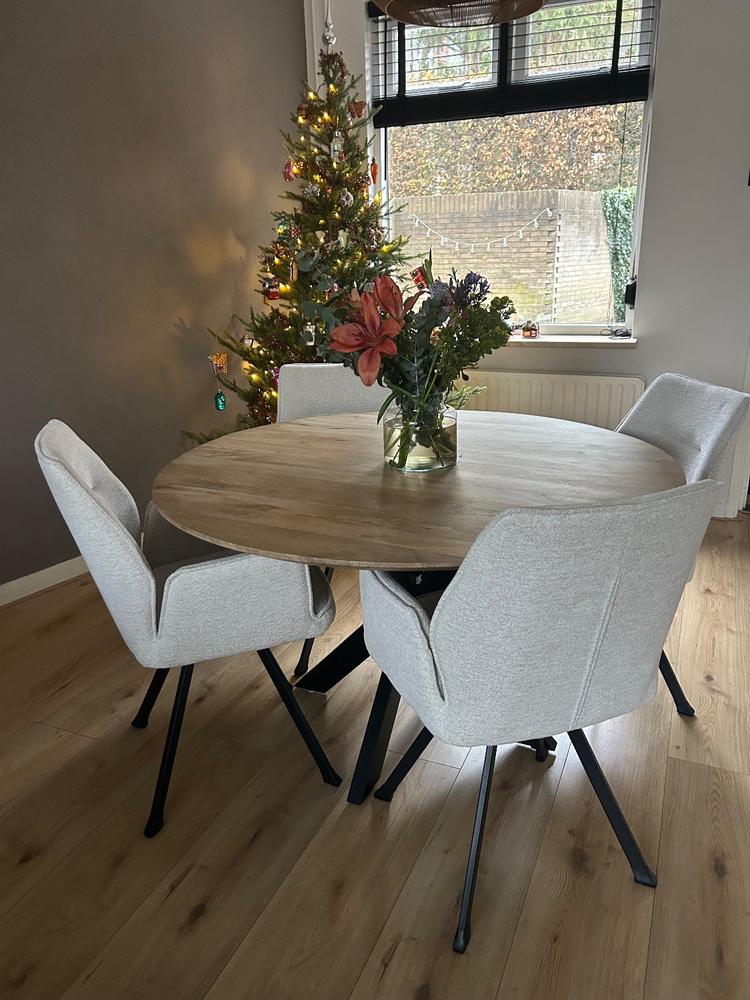 QUVIO Eettafel Sofia - Rond - Ø130 - Stalen kruispoot - FSC®-gecertificeerd mangohout - Naturel - Customer Photo From Kevin Donkers