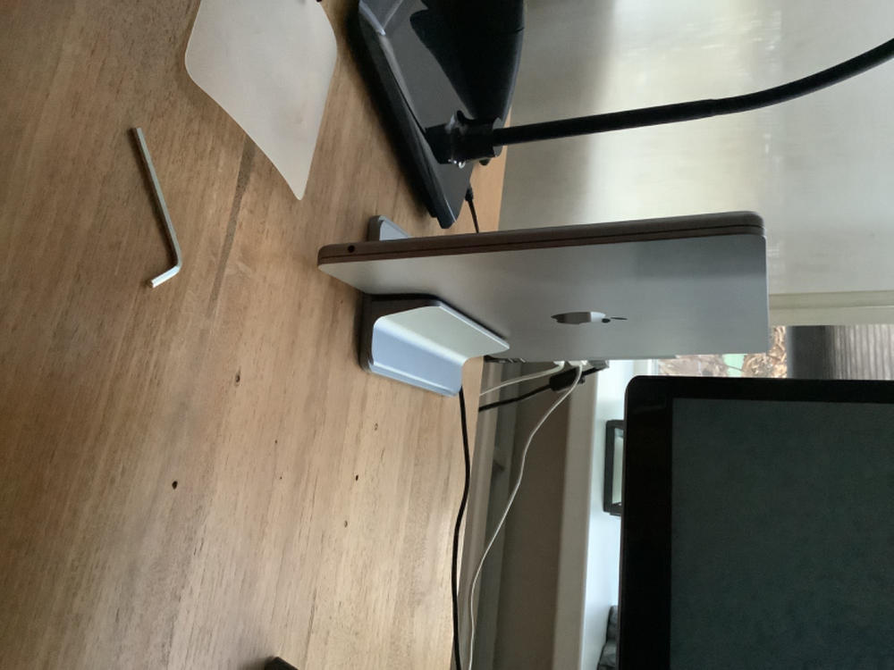 QUVIO Laptop standaard verticaal - Verstelbaar 1,4 tot 7,3 cm - Grijs - Customer Photo From Anonymous