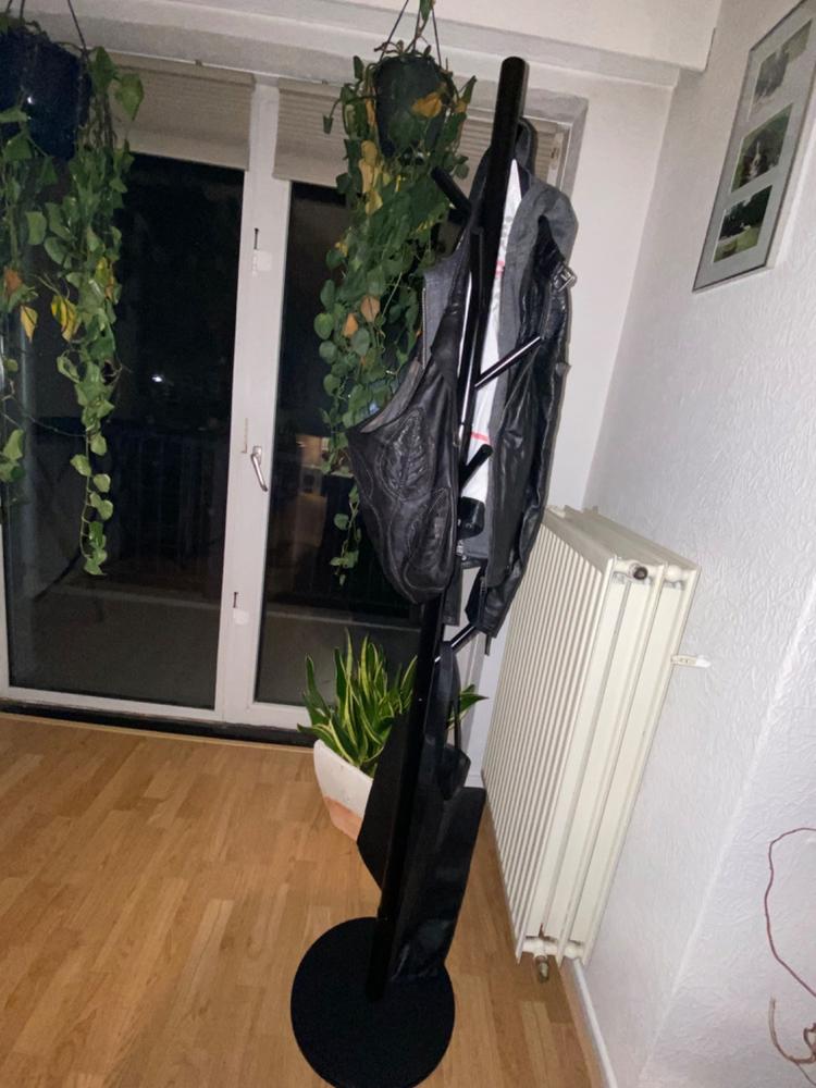QUVIO Staande kapstok hout - 175 cm hoog - 8 ophanghaken - Zwart - Customer Photo From Dionne Gijzen
