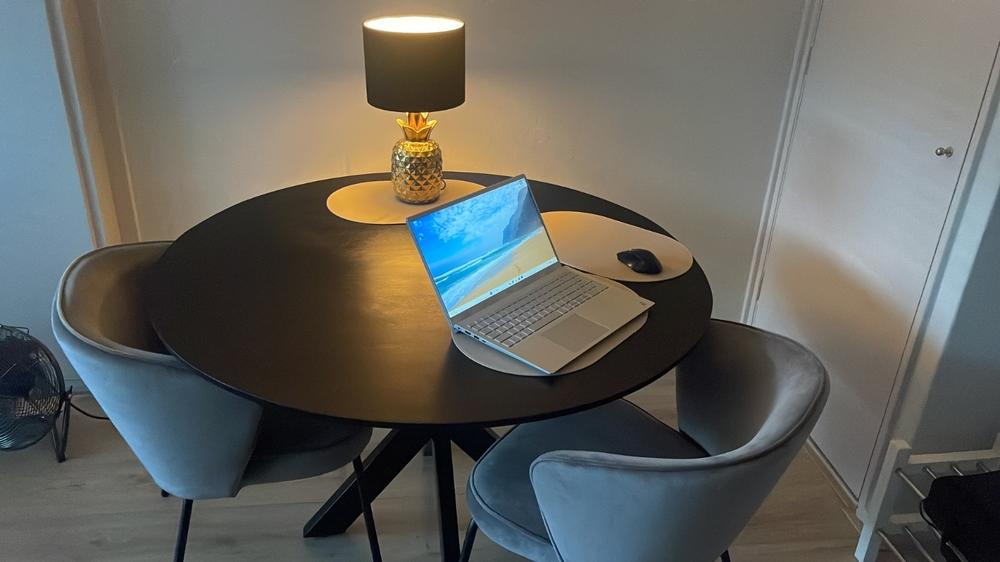 QUVIO Eettafel Sofia – Rond – Ø120 – Stalen kruispoot – FSC®-gecertificeerd mangohout – Zwart - Customer Photo From Martin van Rumt