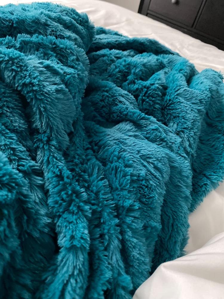 Luxury Faux Fur Throw Blanket - Customer Photo From Armando R.