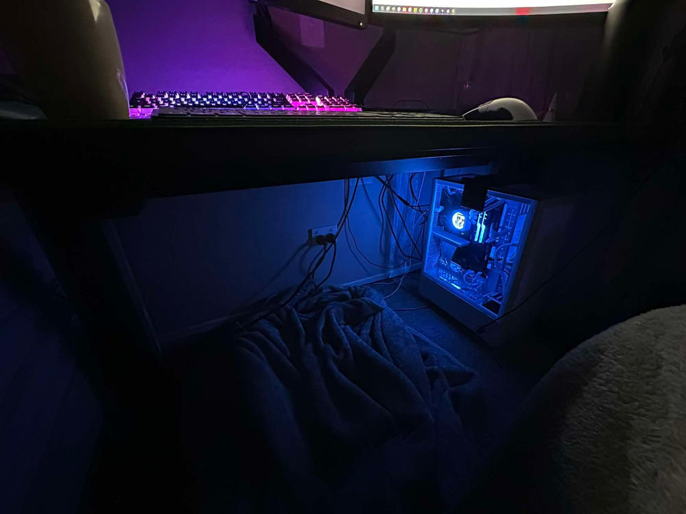 Secretlab MAGNUS Pro - Box 2 - Motorised Leg Columns (Plug Type I) - Customer Photo From Hamish Weipers