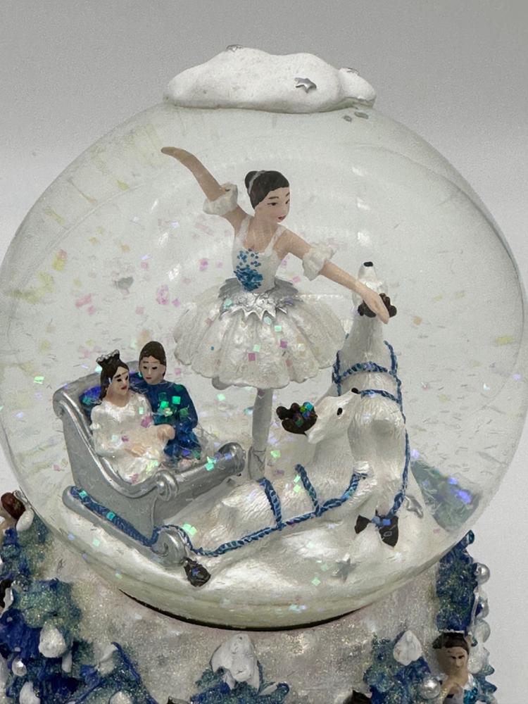 Musical Snow Scene Snow Globe 