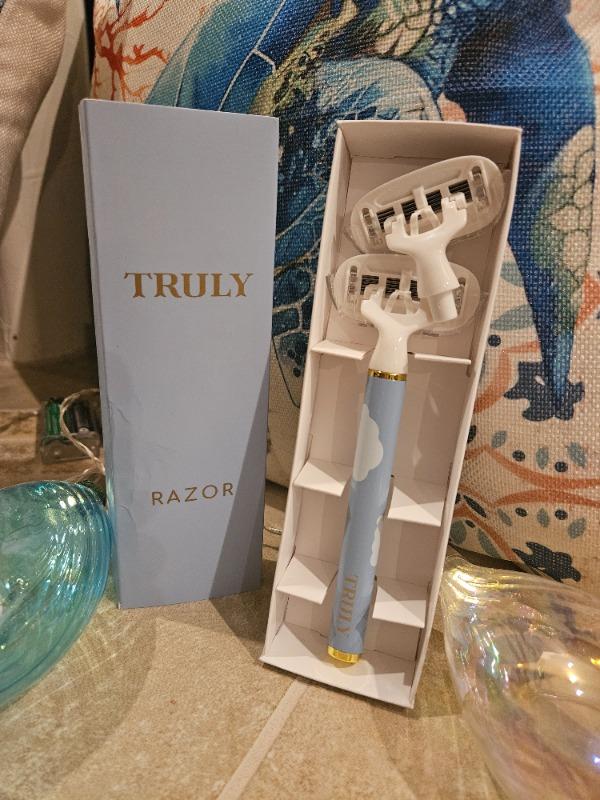 Truly Blue Razor - Customer Photo From Kristen Thomas