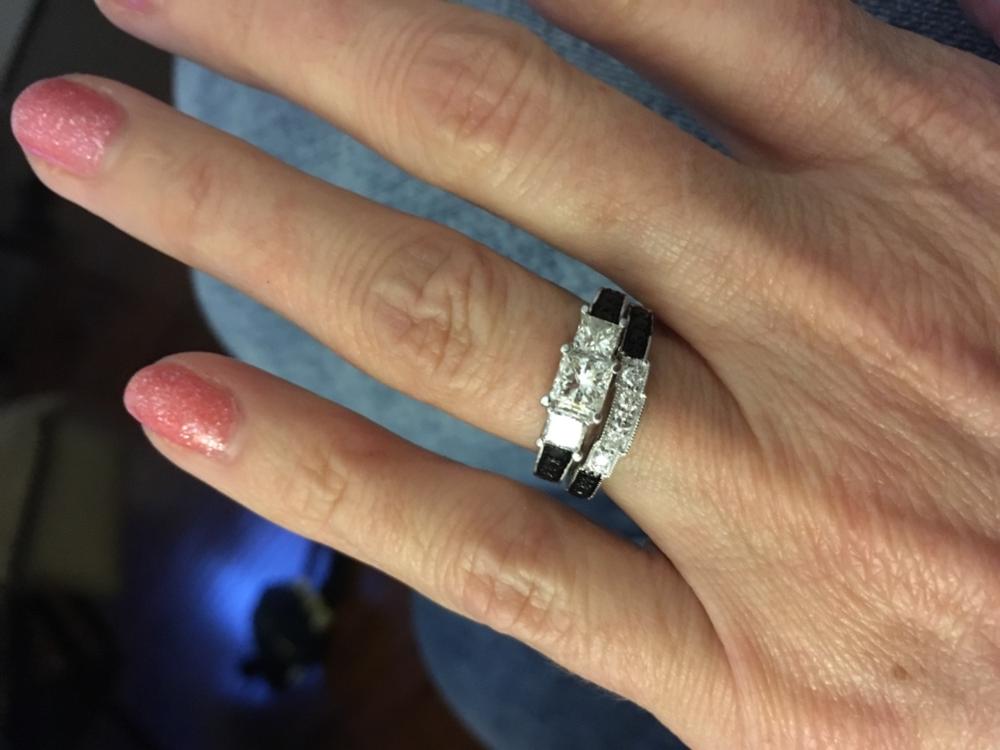 Conjunto de casamento de diamante preto e branco de 1 3/5 quilates (ctw) em ouro branco 14K - foto do cliente de Jennifer O.