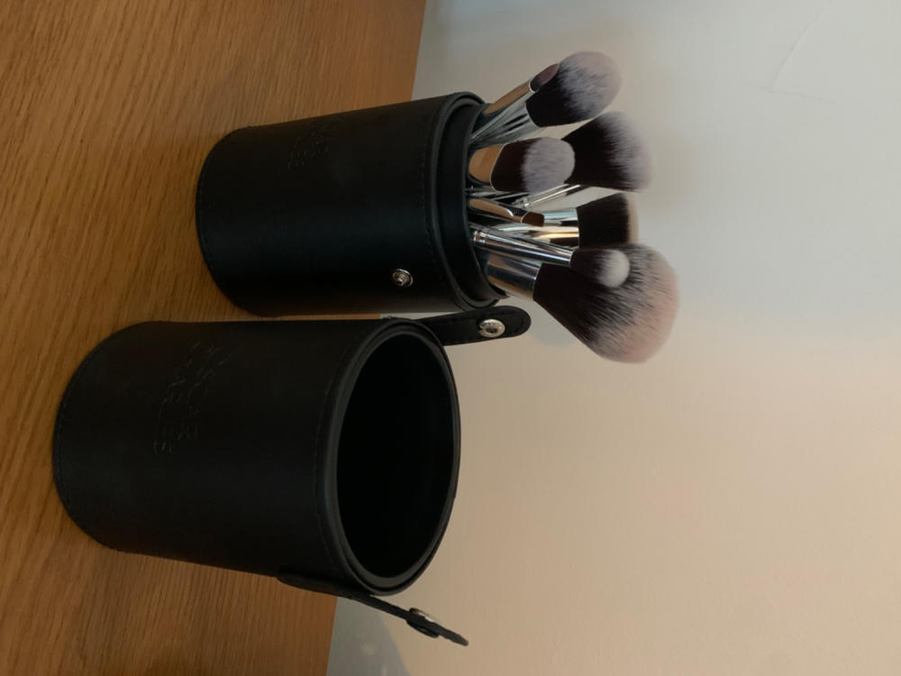 Oscar Charles Luxe Professional 17 Piece Makeup Artist Brush Set Silver/Black - Customer Photo From Mark Saul