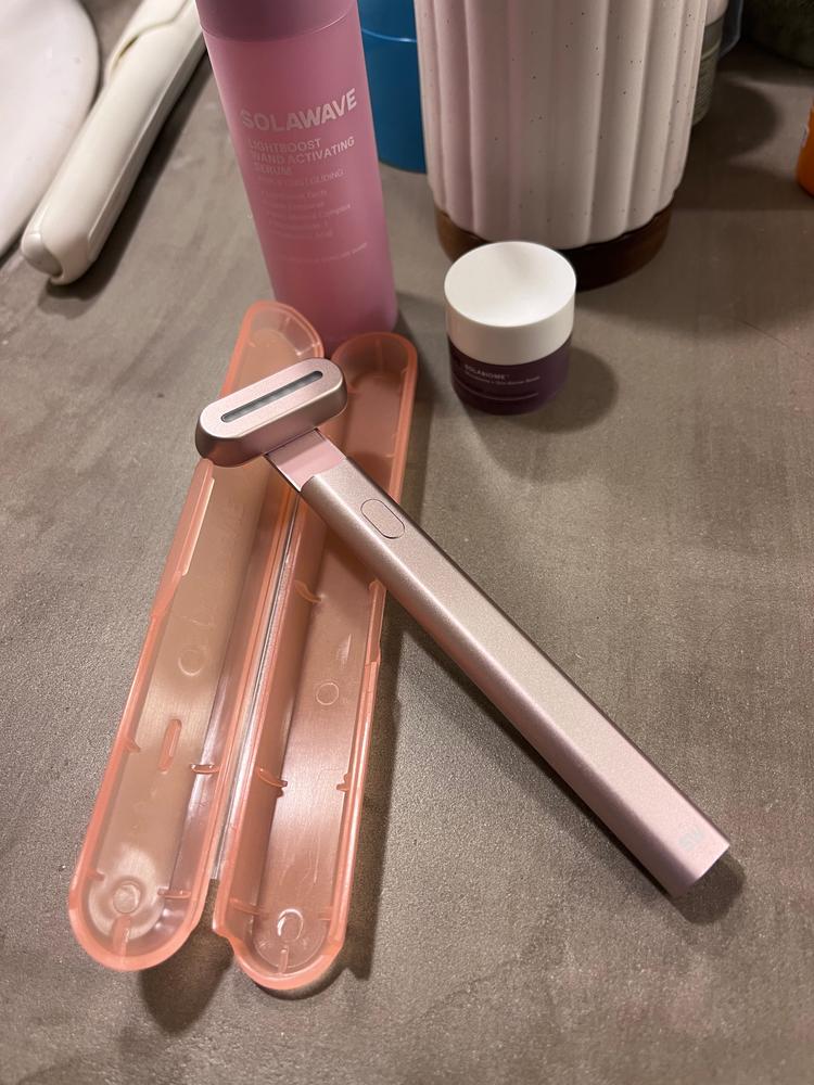 4-in-1 Red Light Therapy Wand & Activating Serum Kit - Customer Photo From Nicole 