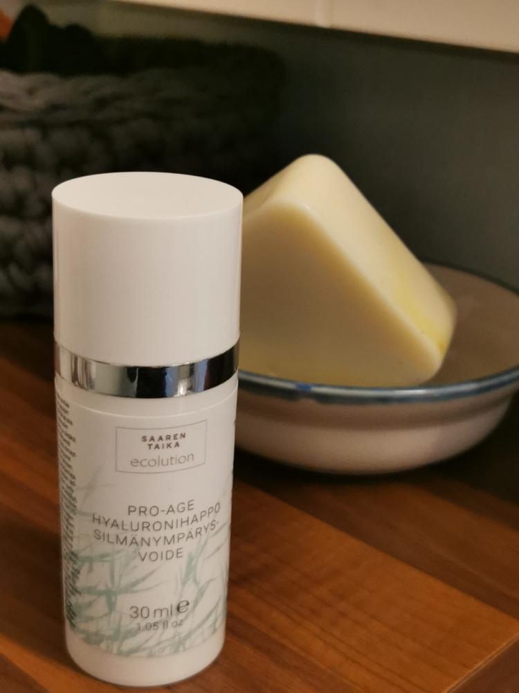 Pro-age hyaluronihappo silmänympärysvoide, auttaa ehkäisemään juonteita ja tummia silmänalusia, vegaaninen, 96% luonnollista, 30ml - Saaren Taika Ecolution - Customer Photo From Tarja Ståhlberg