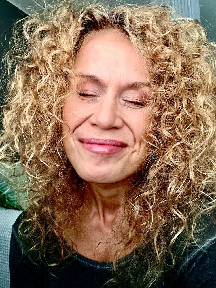 Curl Care 3 in 1 hoitoaine, Curly Girl metodiin, erityisesti taipuisalle ja kiharalle hiukselle, silikoniton, 98,3% luonnollista, vegaaninen, 200ml - Customer Photo From Niina S.
