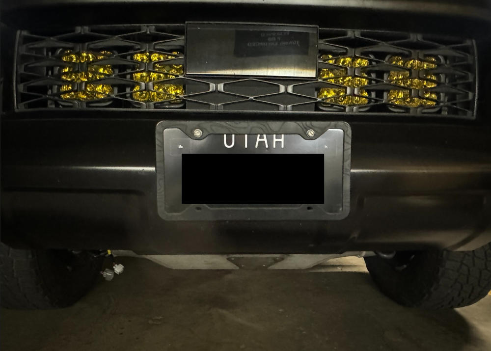 TACTILIAN Original Cornice Portatarga In Silicone Con Bandiera Americana 3D | Stelle Lucide Su Fondo Opaco | Accessorio Auto Universale Anti Graffio