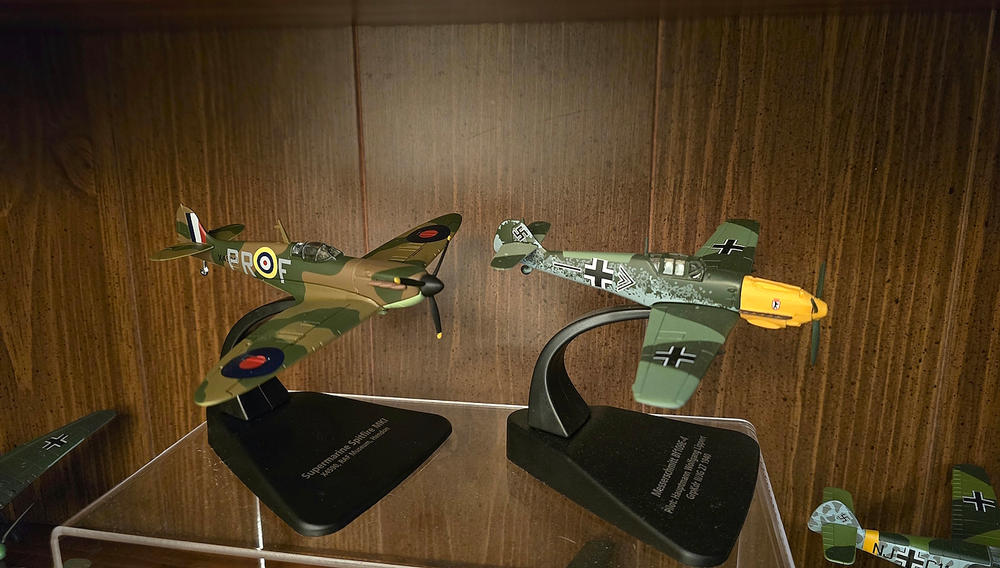 Oxford Diecast Spitfire X4590 Hendon - Customer Photo From Gregory Short