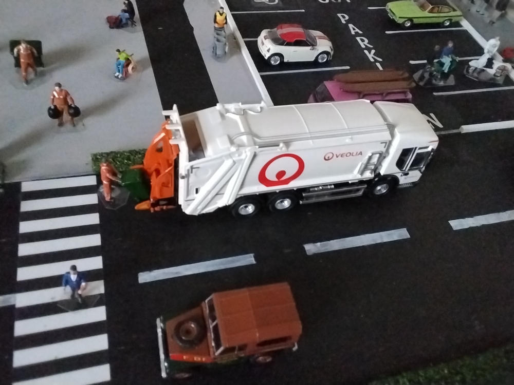 Oxford Diecast Veolia Dennis Eagle Olympus Refuse Truck 1:76 scale - Customer Photo From Anthony Hill