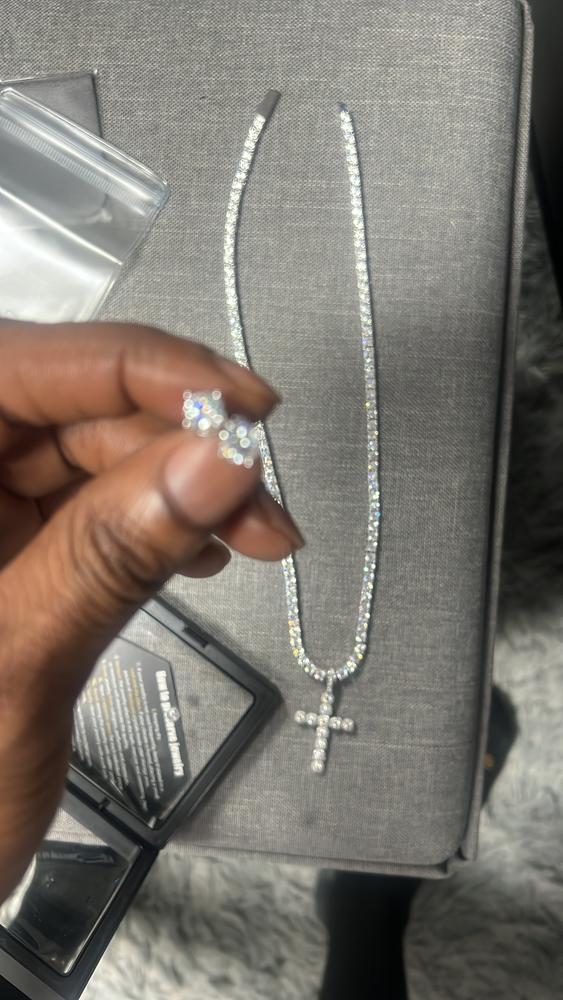 925S & VVS Moissanite Solitaire Stud Earrings - Customer Photo From Lanzo
