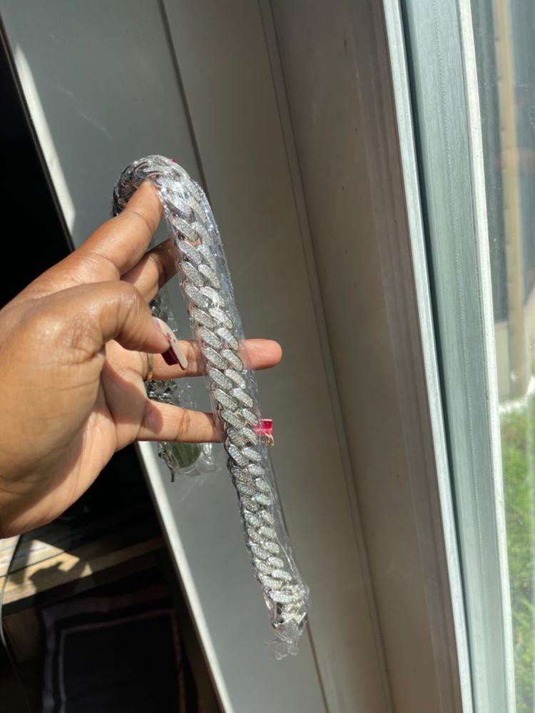 Iced Cuban Link Choker (19mm) in White Gold - Customer Photo From Rontayvia Walker