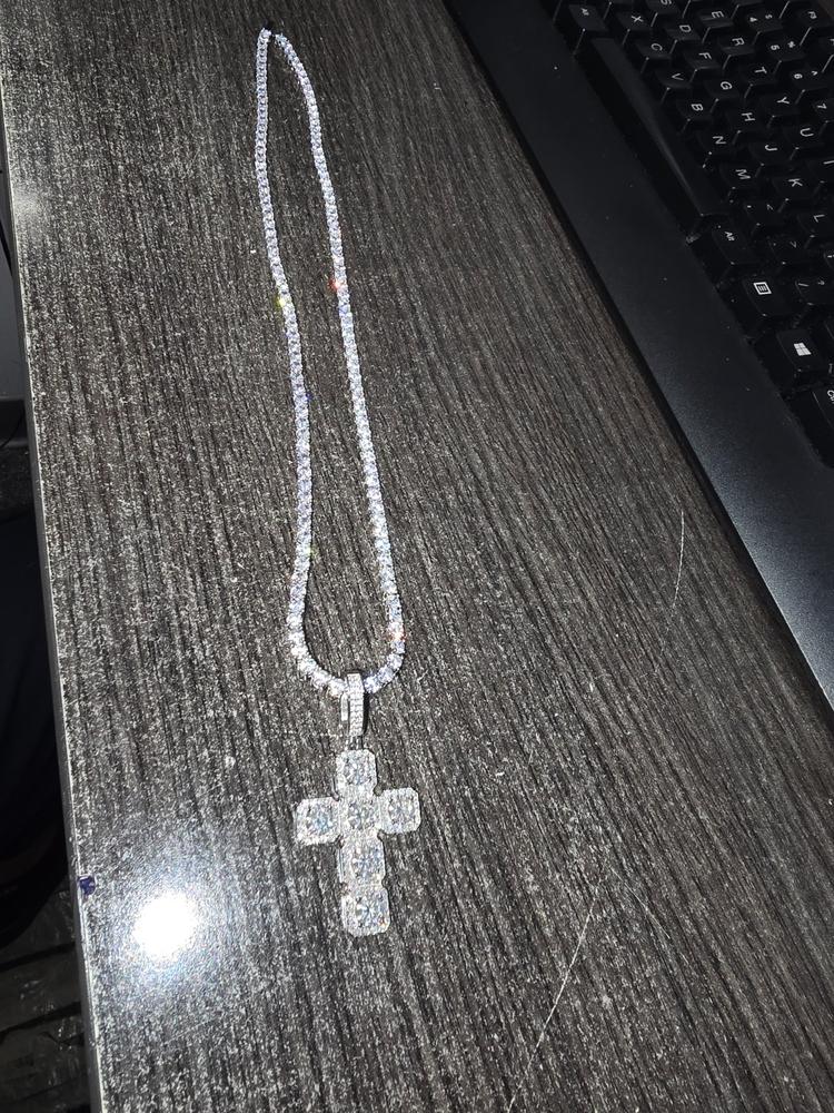 8.0 Carat VVS Moissanite Gemstone Cross Necklace In White Gold - Customer Photo From Mario A.