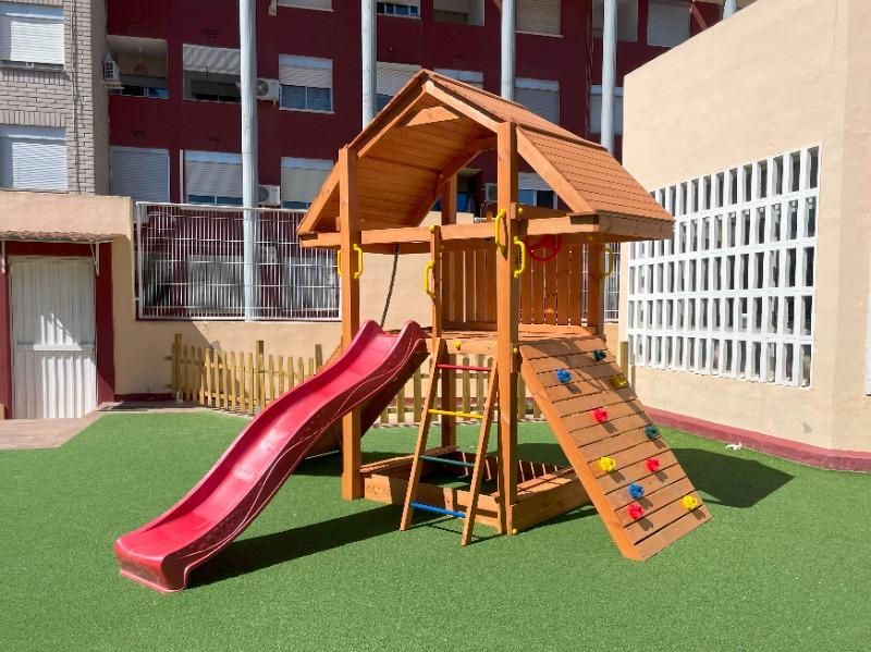 Parque infantil Buffalo color Teca con tobogán, rocódromo y arenero - Customer Photo From Colegio Parroquial San Antonio Abad 