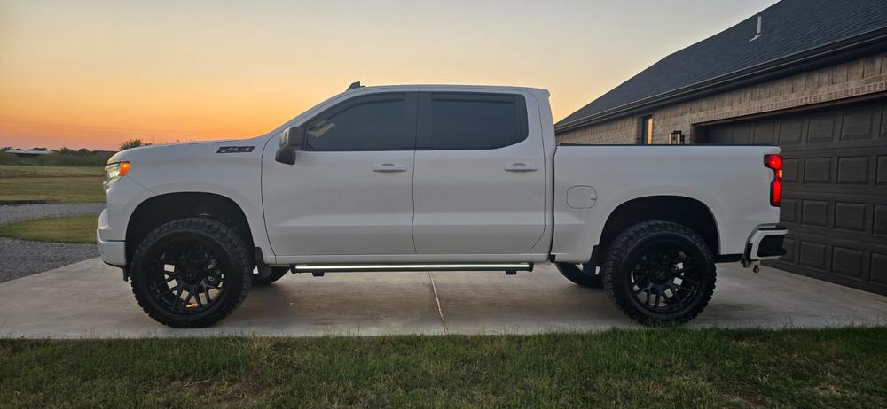 Lumastep M2 Powered Light Up Running Boards | 2019-2026 Chevy Silverado & GMC Sierra 1500 - Customer Photo From Anthony Rodriguez