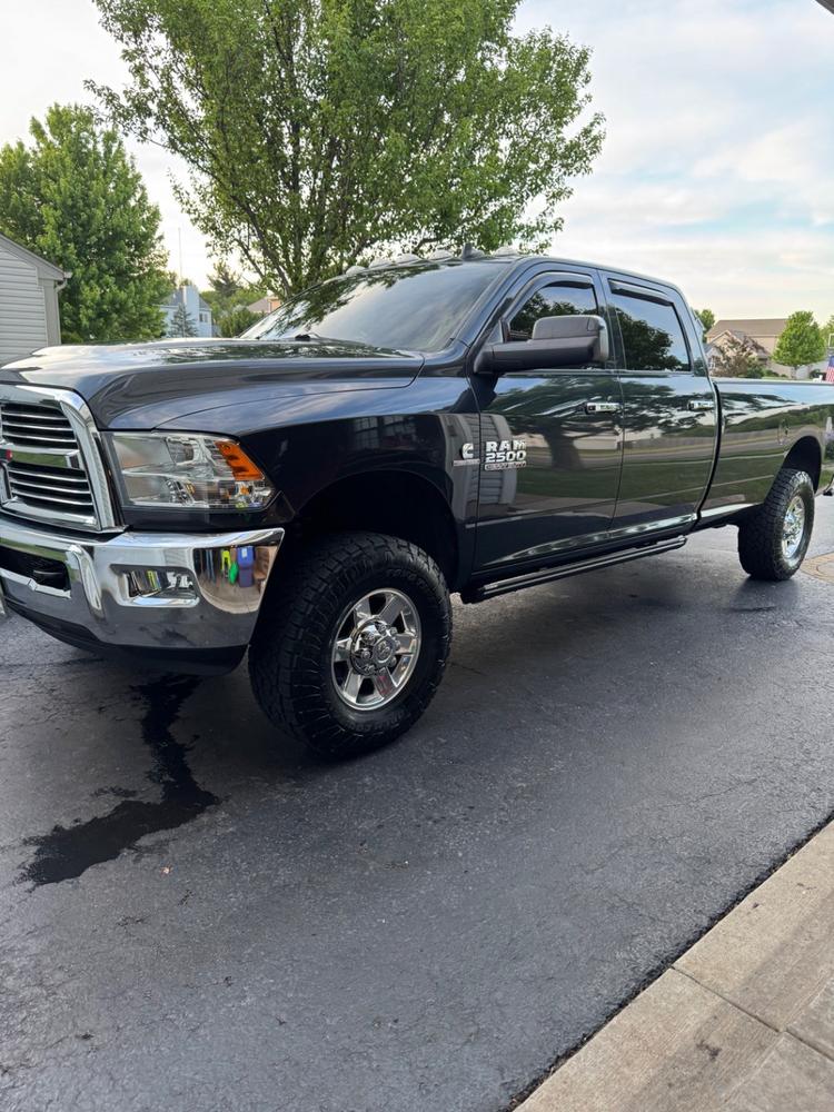 Lumastep M2 Powered Light Up Running Boards | 2010-2018 Dodge Ram 2500/3500 - Customer Photo From Enrique Garcia