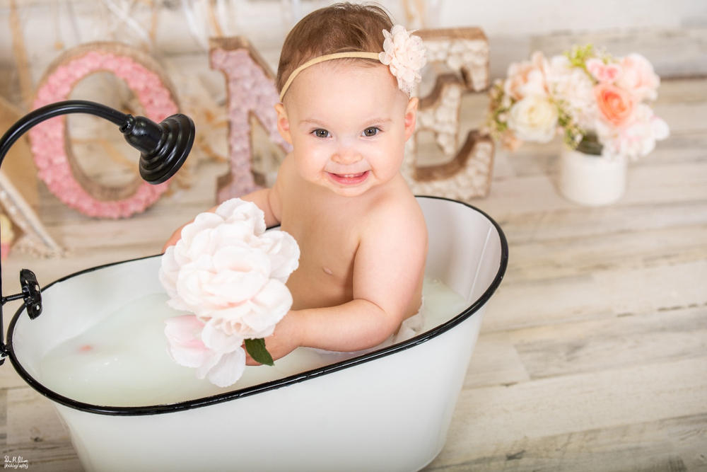 Footed Vintage Bathtub - White w/Black Rim - Customer Photo From Dalia Mahmoud