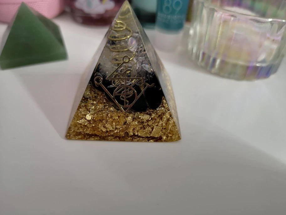 Pyramide d’orgonite dorée - Customer Photo From Abigail