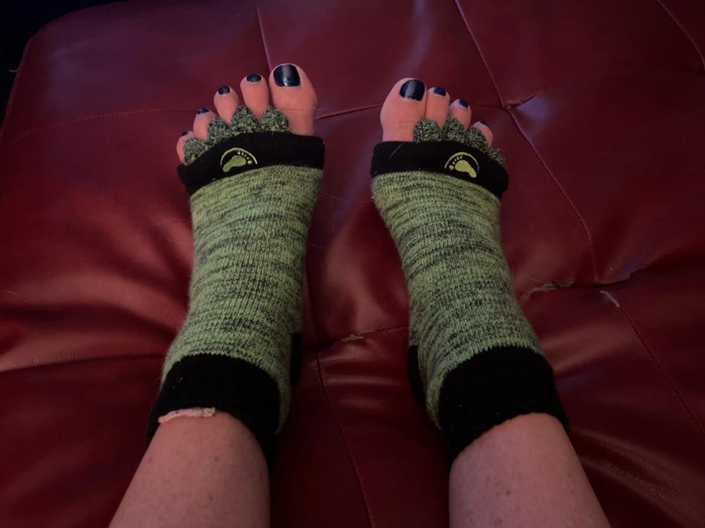 YIWUMI Toe Separator Alignment Sock，Foot Alignment Socks Yoga Gym Massage  Toeless Socks Pain Relief Improves Circulation Stretchy Happy Feet Socks  for Women Men 